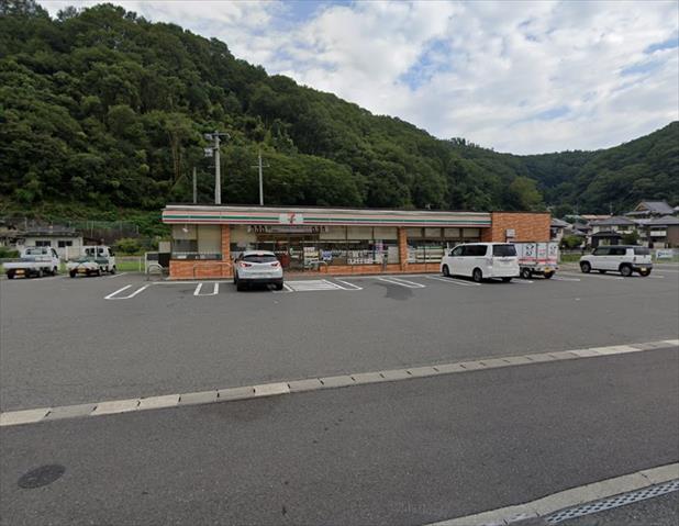 コンビニ　セブンイレブン（コンビニ）まで1012m