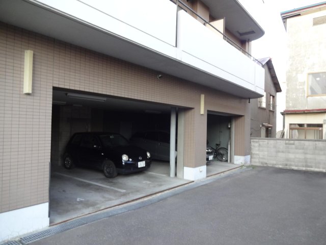 駐車場　駐車場は屋根付きです
