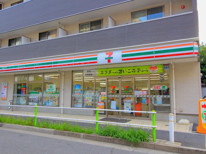 コンビニ　セブンイレブン（コンビニ）まで202m