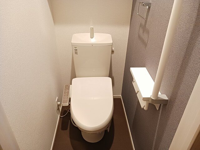 トイレ　落ち着いた色調のトイレです