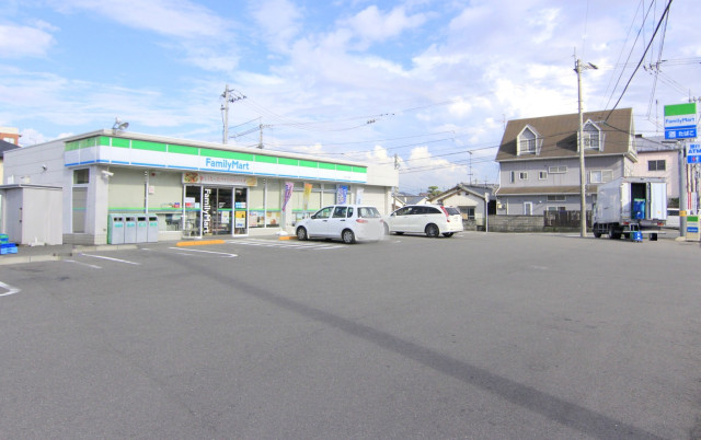 コンビニ　ファミリーマート久万ノ台店（コンビニ）まで586m