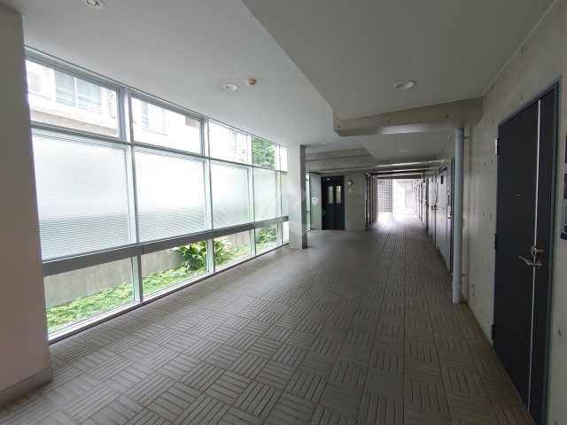 ロビー　室内見学承ります。当店掲載物件以外もまとめてお問合頂けます。