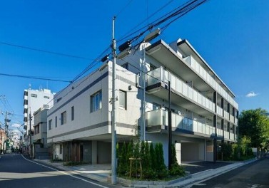 建物外観　鉄筋コンクリート造のがっちりとした建物。