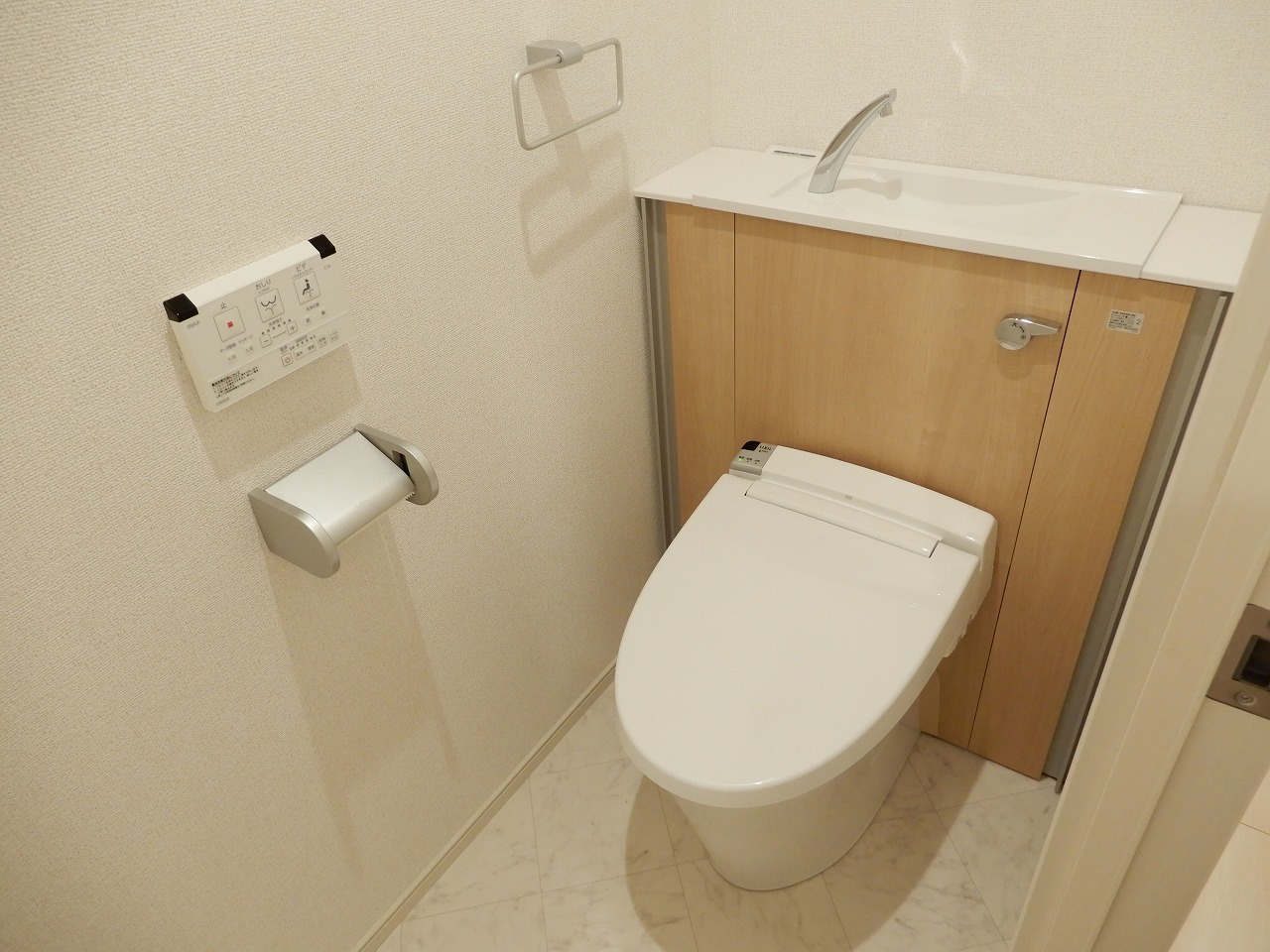 トイレ　温水洗浄便座♪流行りのタンクレスです♪