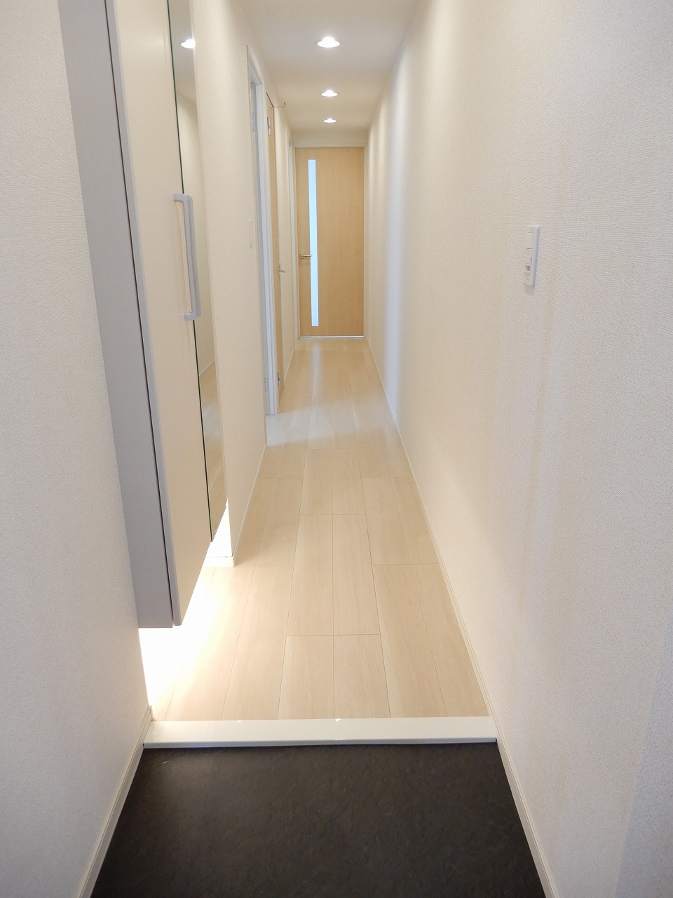 玄関　玄関に姿見がついています♪