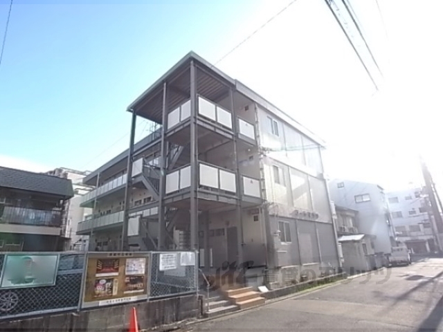 京都市伏見区深草新門丈町のマンションの建物外観