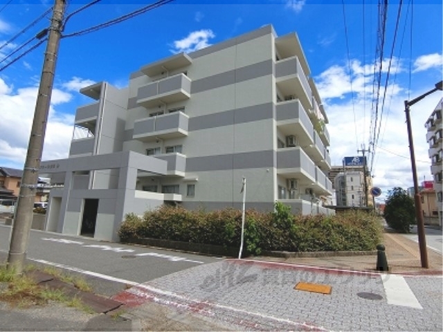 近江八幡市鷹飼町のマンションの建物外観