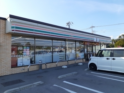 コンビニ　セブンイレブン伊勢崎下触町南店（コンビニ）まで550m