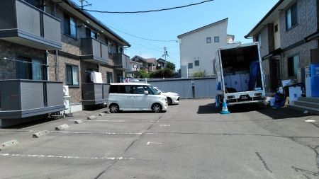 【宮城郡利府町加瀬のアパートの駐車場】