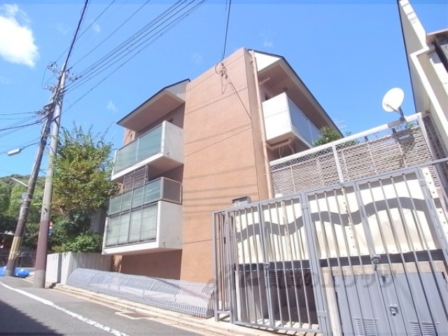 京都市北区衣笠西御所ノ内町のマンションの建物外観