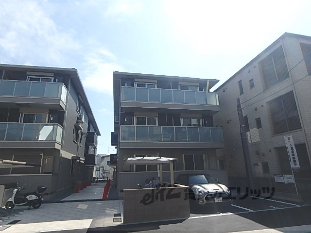 京都市右京区太秦和泉式部町のアパートの建物外観