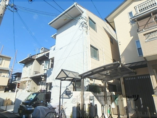 京都市右京区常盤馬塚町のマンションの建物外観
