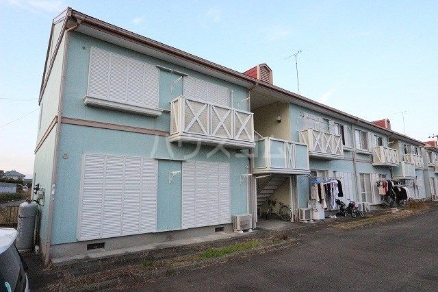 小田原市清水新田のアパートの建物外観