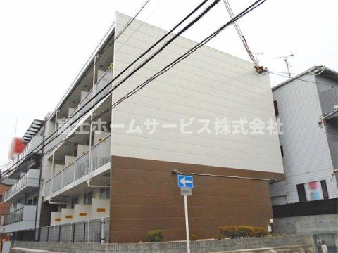 【レオパレスカルチェの建物外観】