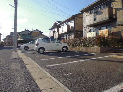 【アジュール御幸Ａの駐車場】