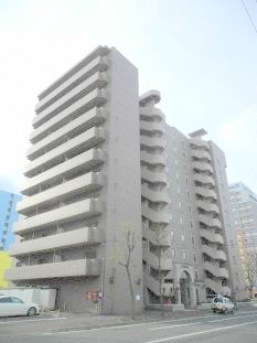 【札幌市中央区南六条東のマンションの建物外観】