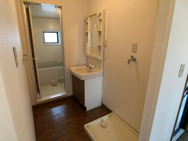 洗面設備　※同型の部屋の写真を使用しております。