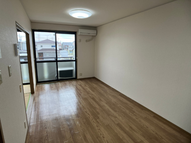 居室・リビング　※同型の部屋の写真を使用しております。