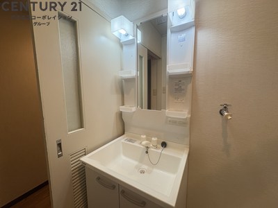 洗面設備　アメニティ収納棚ありの独立洗面台です