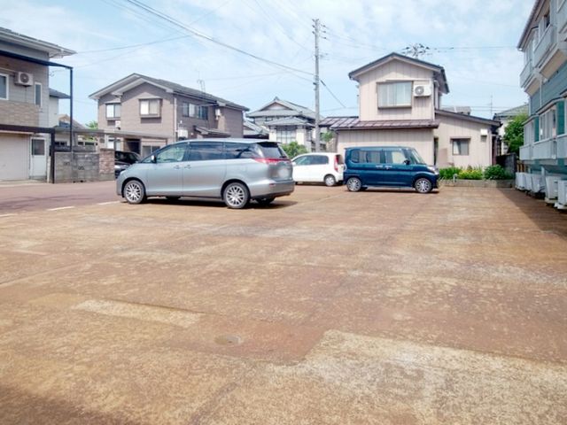 【長岡市花園のアパートの駐車場】