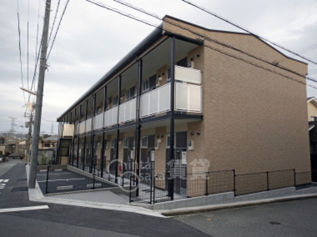 箕面市粟生新家のアパートの建物外観