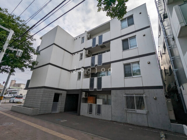 【札幌市南区澄川三条のマンションの建物外観】