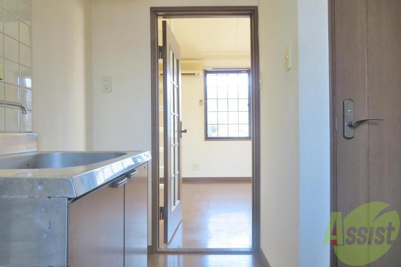 玄関　光が入ってきて室内が明るく見えると思います