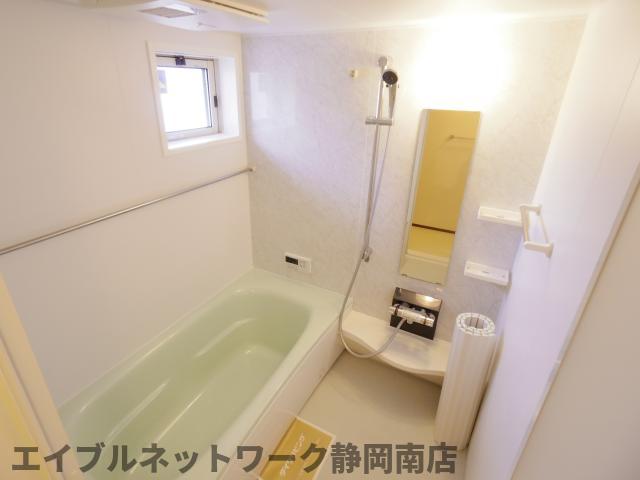 バス・シャワールーム　落ち着いた空間のお風呂です