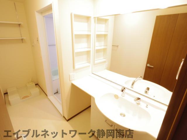 洗面設備　明るい洗面所です