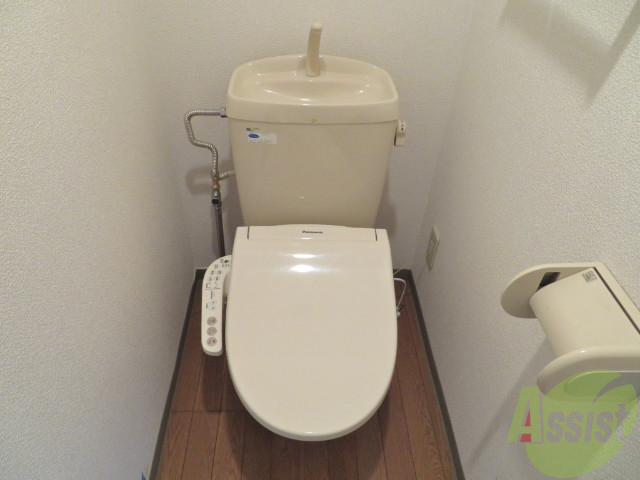 トイレ　ウォシュレット機能がついたトイレです。安心して使用できますね