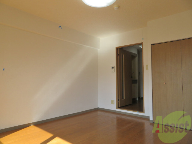 その他部屋・スペース　別の角度から洋室を撮影しました。日射しがあり明るい印象。