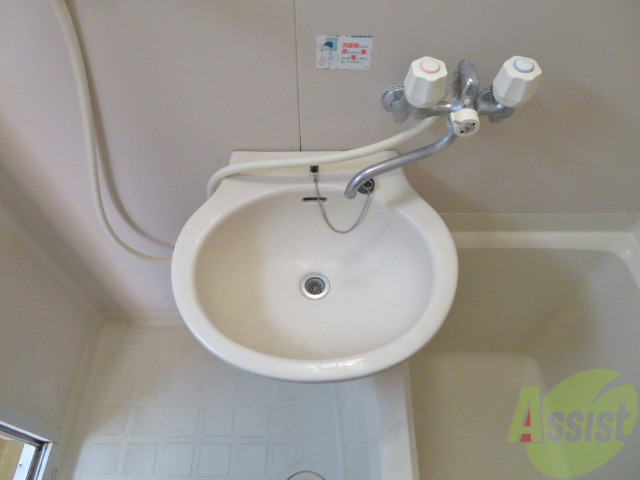 洗面設備　洗面台です。シンプルなつくりなので、お手入れしやすそうです。
