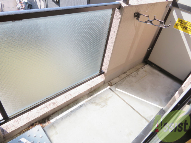 バルコニー　バルコニー。洗濯物がはかどりそうな広さがありますよ。