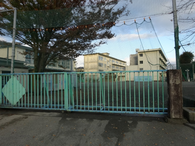 小学校　富士宮市立富丘小学校（小学校）まで1183m