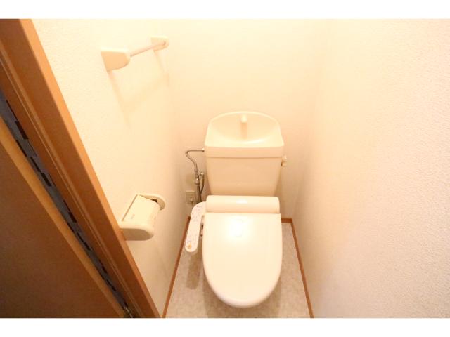 トイレ　落ち着いた色調のトイレです