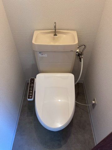 トイレ　シャワー付きトイレです