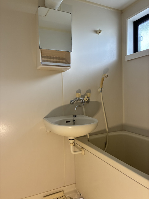 バス・シャワールーム　窓があり湿気がこもりません。