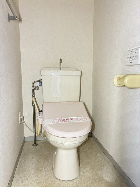 トイレ　温水洗浄便座ついています。