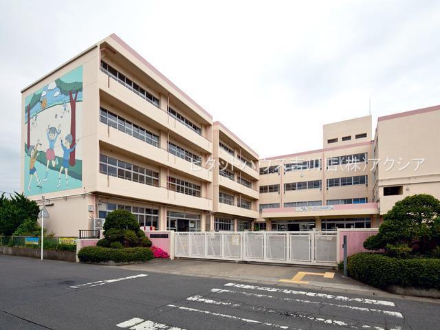 小学校　吉川市立中曽根小学校（小学校）まで697m