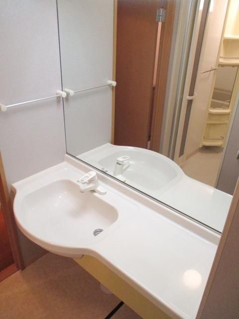 洗面設備　★大きな鏡のついた洗面所です★