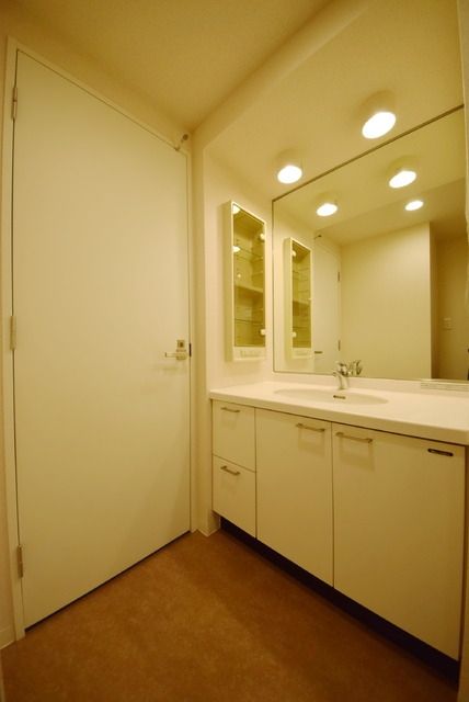 洗面設備　大きな鏡の洗面台