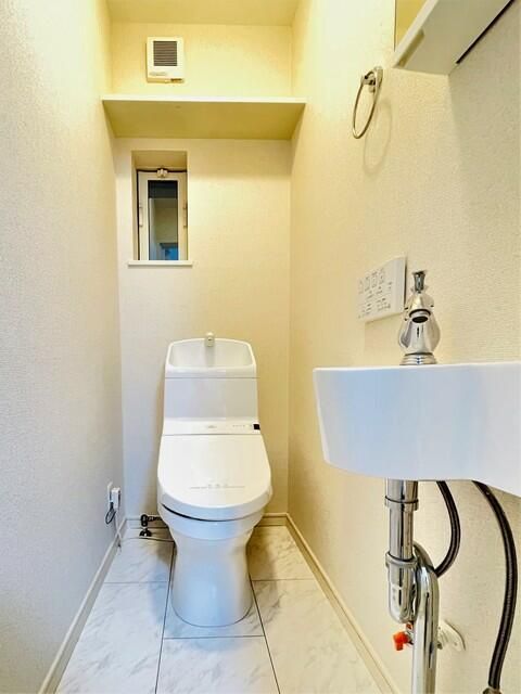 トイレ　白基調で清潔感のあるトイレです♪