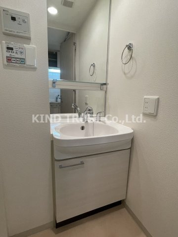 洗面設備　明るい洗面所です