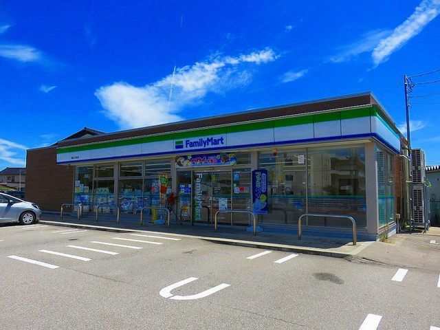 コンビニ　ファミリーマート福野二日町店（コンビニ）まで600m