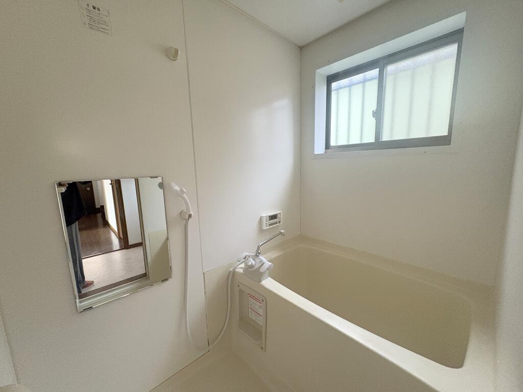 バス・シャワールーム　追い焚き付き　窓もあるので換気できます