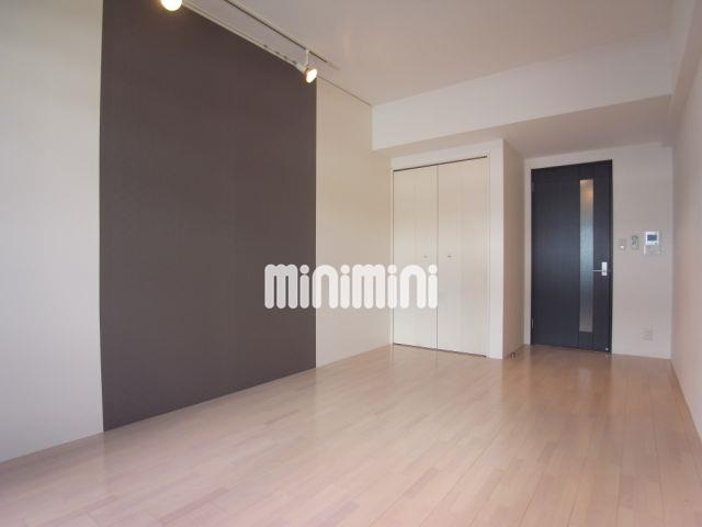 居室・リビング　アクセントクロスと間接照明のおしゃれなデザイン