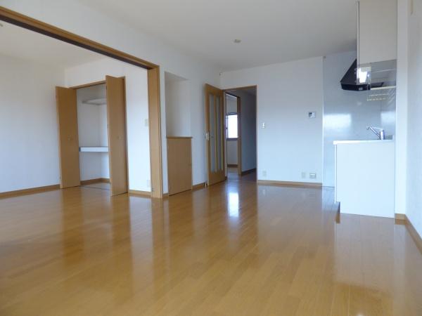 居室・リビング　窓から日がさんさんと入ります