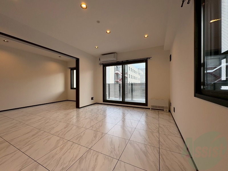 居室・リビング　エアコン付きで快適なリビングになっております！