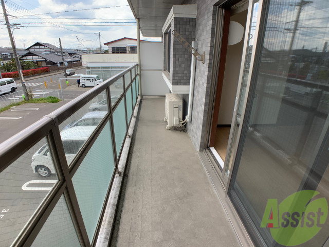 バルコニー　バルコニーは日当たりも良いので洗濯物もよく乾きそうですね。