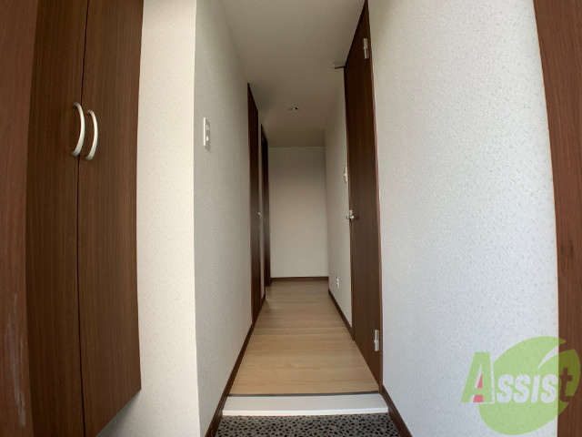 玄関　玄関を入ると廊下があり清潔感のあるお部屋になります。